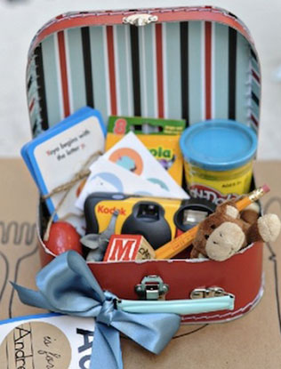 Детский стол на свадьбе, чемоданчик с играми