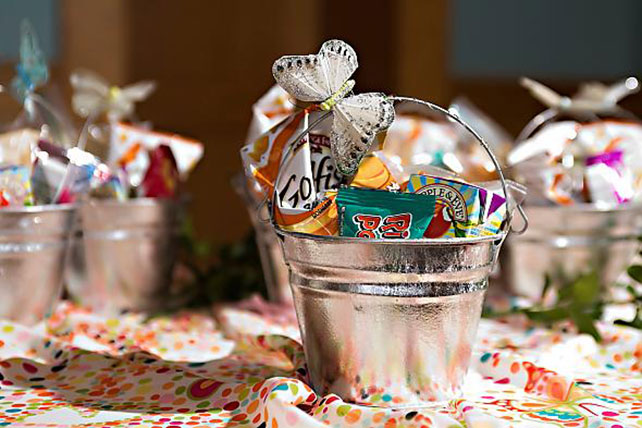 Детский стол на свадьбе, ведерочко с конфетками