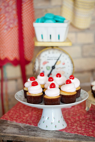 Детский стол на свадьбе, пирожное, весы