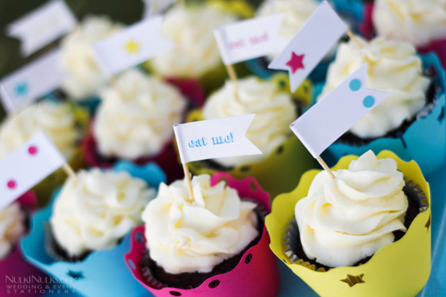 Детский стол на свадьбе, яркие кексики