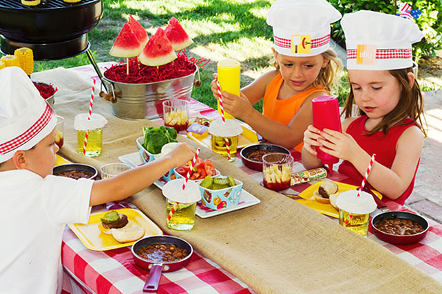 Детский стол на свадьбе, веселые колпачки для юных кулинаров