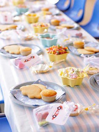 Детский стол на свадьбе, в нежных тонах