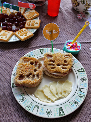 Детский стол на свадьбе, бутербродики - котики