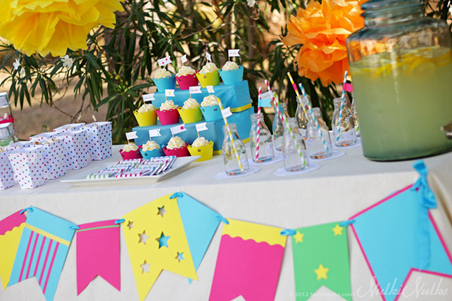 Детский стол на свадьбе, стол со сладостями и лимонадом