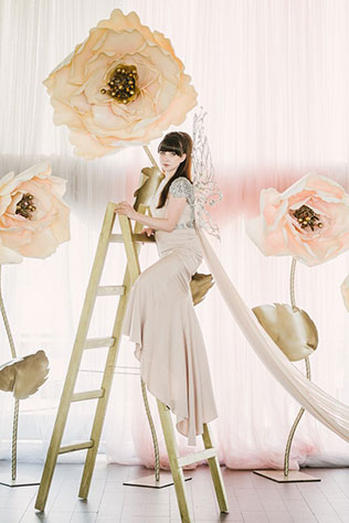 Фотосессия на девичник, невеста на лестнице