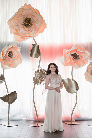 Фотосессия на девичник, подружка невесты среди больших цветов