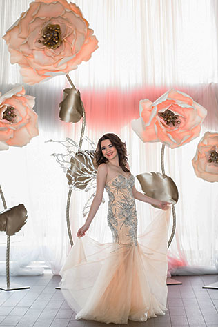 Фотосессия на девичник, подружка невесты среди больших цветов