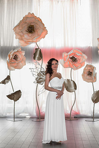 Фотосессия на девичник, подружка невесты среди больших цветов