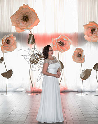 Фотосессия на девичник, подружка невесты среди больших цветов