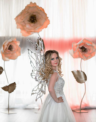 Фотосессия на девичник, подружка невесты среди больших цветов