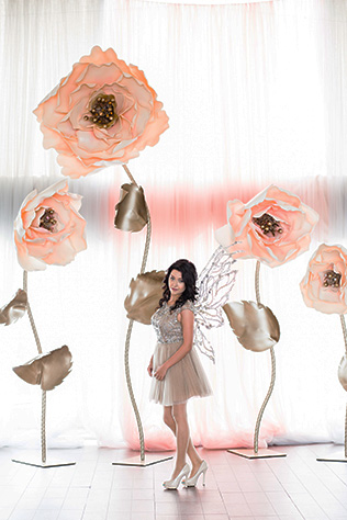 Фотосессия на девичник, подружка невесты среди больших цветов