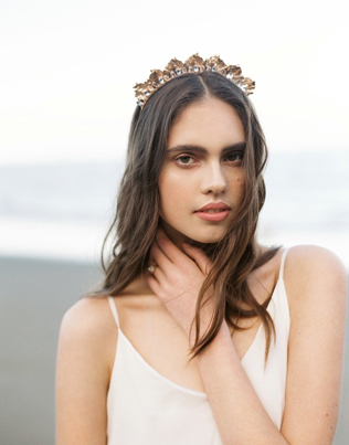 Свадебные тренды 2019: диадема в образе невесты 
