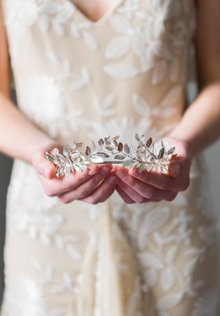 Свадебные тренды 2019: диадема в образе невесты 