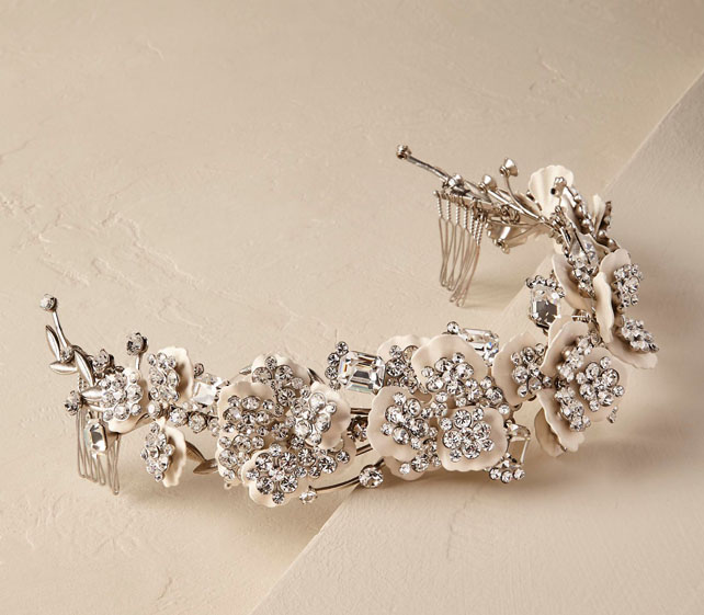 Свадебные тренды 2019: диадема в образе невесты 