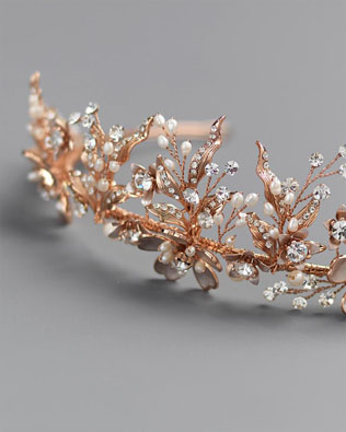 Свадебные тренды 2019: диадема в образе невесты 