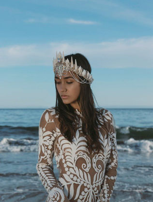 Свадебные тренды 2019: диадема в образе невесты 