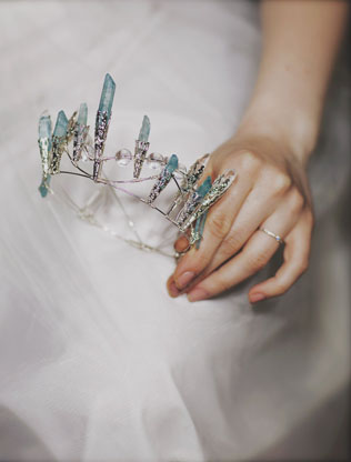 Свадебные тренды 2019: диадема в образе невесты 