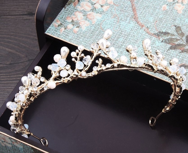 Свадебные тренды 2019: диадема в образе невесты 