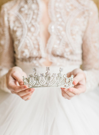 Свадебные тренды 2019: диадема в образе невесты 