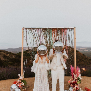 Shine bright like a diamond: диско-шар в декоре свадьбы