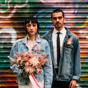 Вечная классика денима: джинсовая куртка в свадебном образе