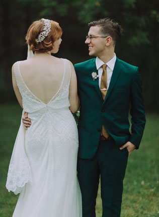 Долой черный цвет: 35 стильных свадебных костюмов 