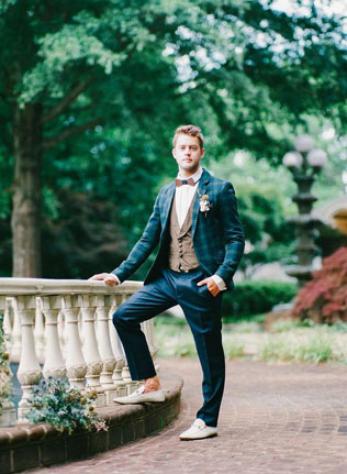 Долой черный цвет: 35 стильных свадебных костюмов 