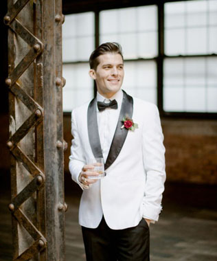 Долой черный цвет: 35 стильных свадебных костюмов 