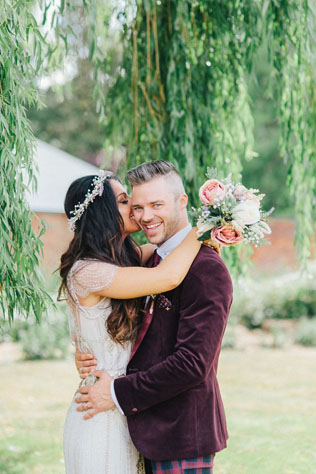 Долой черный цвет: 35 стильных свадебных костюмов 