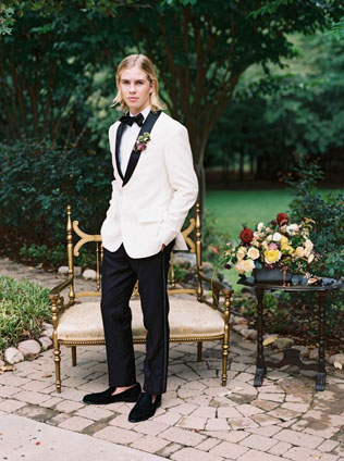 Долой черный цвет: 35 стильных свадебных костюмов 