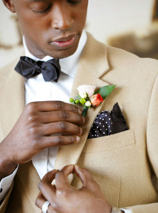 Долой черный цвет: 35 стильных свадебных костюмов 