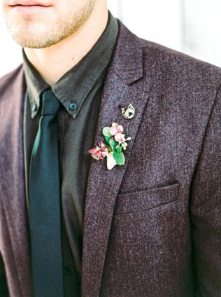 Долой черный цвет: 35 стильных свадебных костюмов 