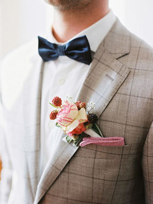 Долой черный цвет: 35 стильных свадебных костюмов 