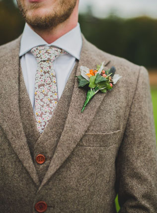 Долой черный цвет: 35 стильных свадебных костюмов 