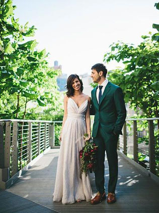 Долой черный цвет: 35 стильных свадебных костюмов 