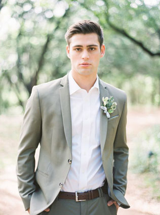 Долой черный цвет: 35 стильных свадебных костюмов 