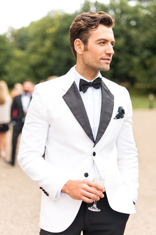 Долой черный цвет: 35 стильных свадебных костюмов 