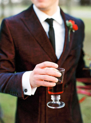 Долой черный цвет: 35 стильных свадебных костюмов 