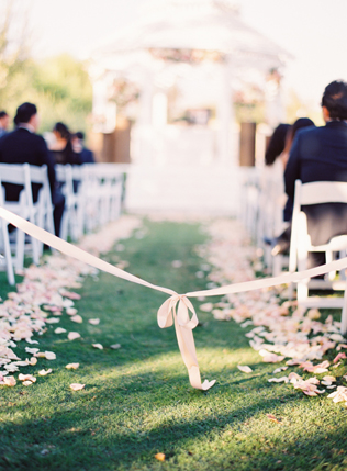 Свадьба в деталях: дорожка к алтарю под открытым небом 
