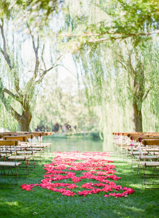Свадьба в деталях: дорожка к алтарю под открытым небом 
