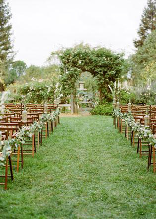 Свадьба в деталях: дорожка к алтарю под открытым небом 