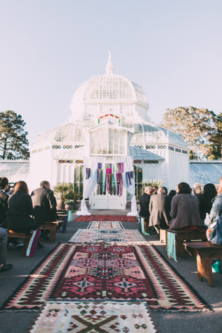 Свадьба в деталях: дорожка к алтарю под открытым небом 