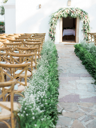 Свадьба в деталях: дорожка к алтарю под открытым небом 