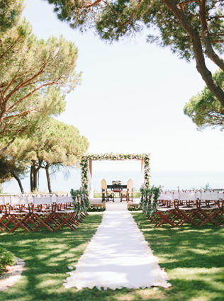 Свадьба в деталях: дорожка к алтарю под открытым небом 