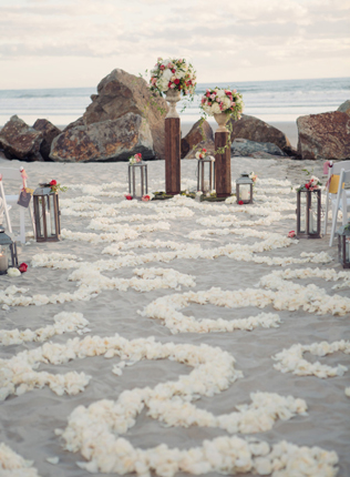 Свадьба в деталях: дорожка к алтарю под открытым небом 