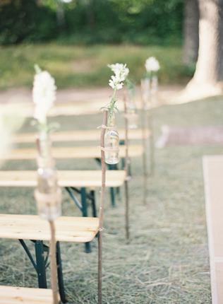 Свадьба в деталях: дорожка к алтарю под открытым небом 