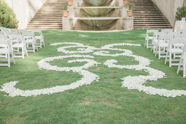 Свадьба в деталях: дорожка к алтарю под открытым небом 