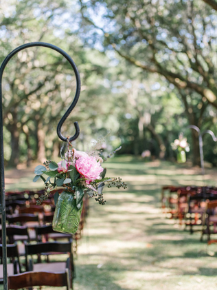 Свадьба в деталях: дорожка к алтарю под открытым небом 