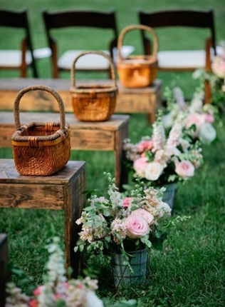 Свадьба в деталях: дорожка к алтарю под открытым небом 