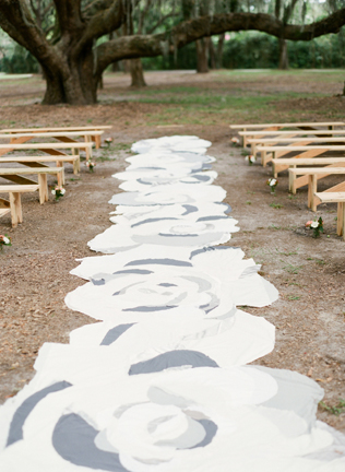 Свадьба в деталях: дорожка к алтарю под открытым небом 